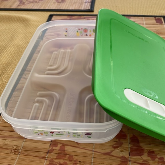 Tupperware venting veggie and fruit container. Great used condition. - Picture 3 of 8